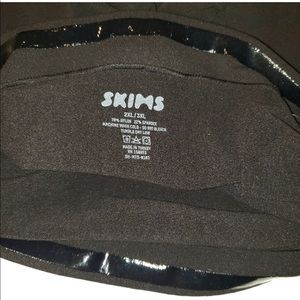 SKIMS Sculpting Short Mid Thigh | Black